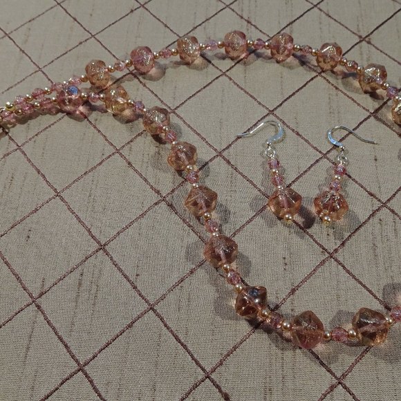 Artisanal necklace/earring set in faceted rose beads with gold accents - Picture 4 of 6